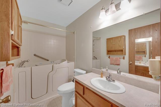 Builiding view twenty two for 5015 Fox Hill, Sterling Heights, MI. 48310