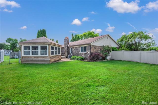 Builiding view two for 5015 Fox Hill, Sterling Heights, MI. 48310