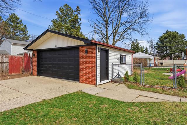 Builiding view twenty four for 12821 Whitfield, Sterling Heights, MI. 48312