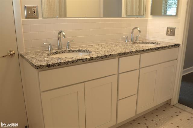 Builiding view eighteen for 13339 Roxbury, Sterling Heights, MI. 48312