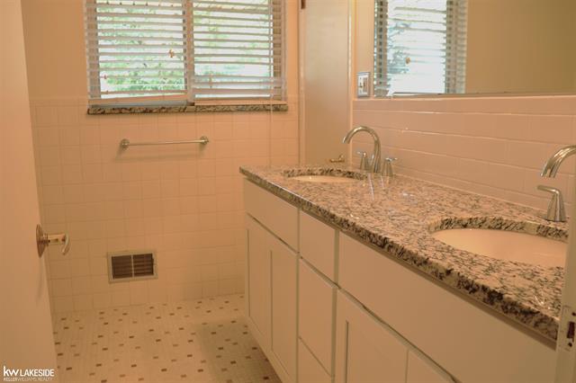 Builiding view seventeen for 13339 Roxbury, Sterling Heights, MI. 48312