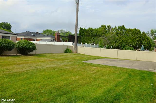 Builiding view twenty six for 13339 Roxbury, Sterling Heights, MI. 48312