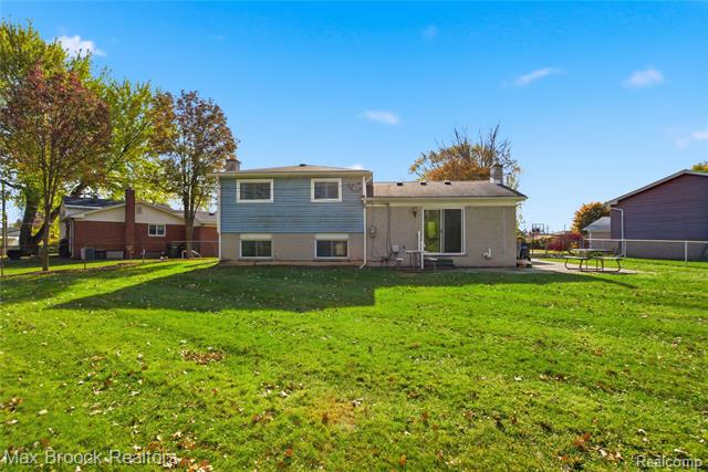 Builiding view twenty eight for 8759 Calvert, Sterling Heights, MI. 48312