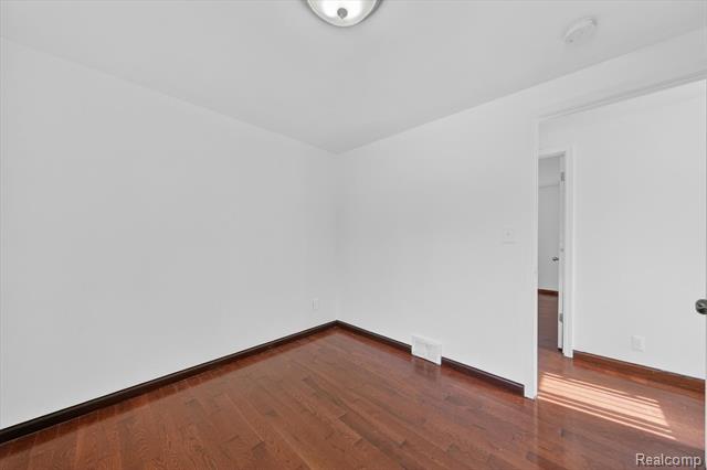Builiding view thirty four for 8452 Doncaster, Sterling Heights, MI. 48312
