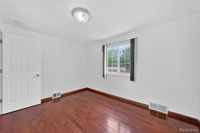 Builiding view thirty two for 8452 Doncaster, Sterling Heights, MI. 48312