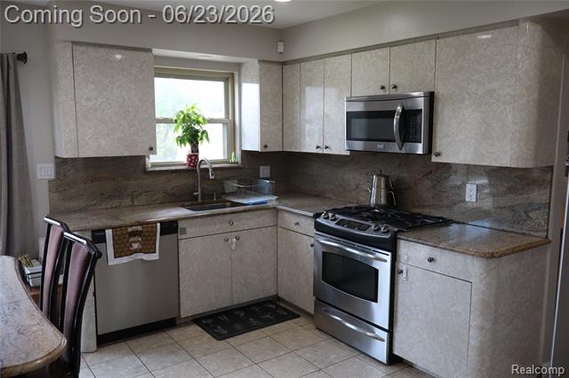 Builiding view eighteen for 39552 Forbes, Sterling Heights, MI. 48310