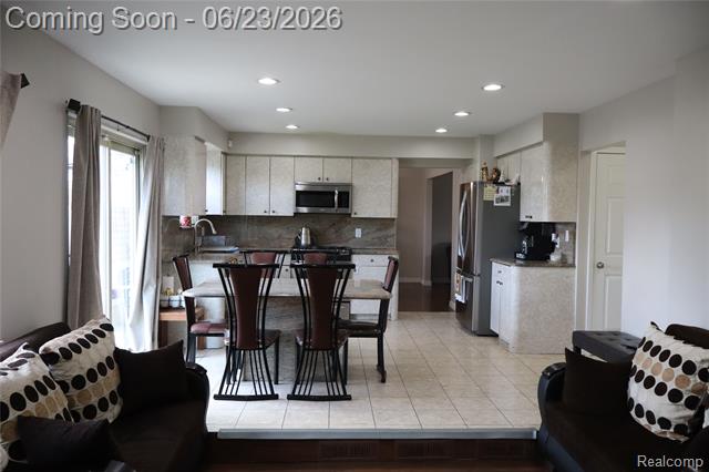 Builiding view seventeen for 39552 Forbes, Sterling Heights, MI. 48310