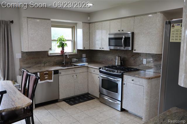 Builiding view twenty five for 39552 Forbes, Sterling Heights, MI. 48310