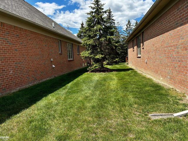 Builiding view three for 40135 Streamwood, Sterling Heights, MI. 48310