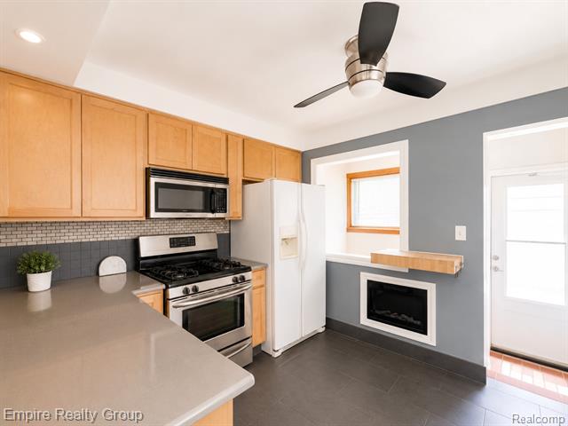 Builiding view eighteen for 905 N Esplanade, Mount Clemens, MI. 48043
