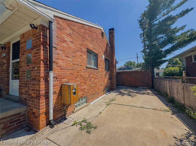 Builiding view one for 905 N Esplanade, Mount Clemens, MI. 48043