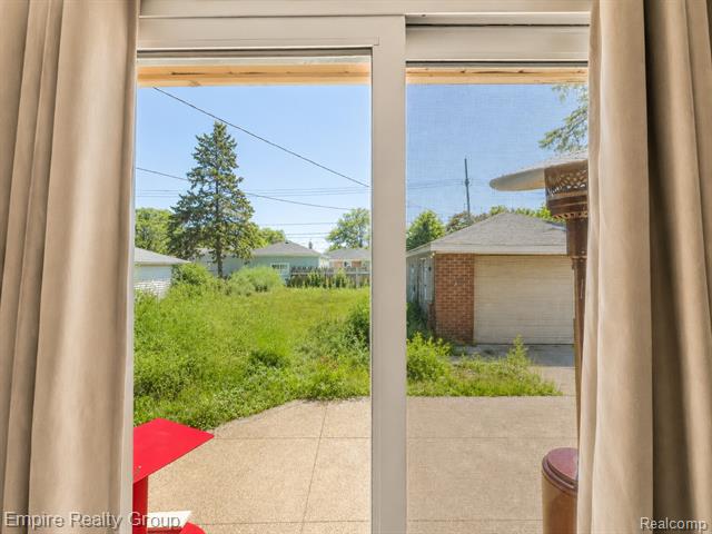 Builiding view twenty two for 905 N Esplanade, Mount Clemens, MI. 48043