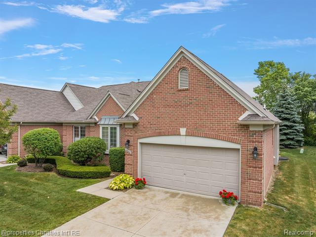 front view for 40548 Oakbrook Dr, Sterling Heights, Mi. 48310