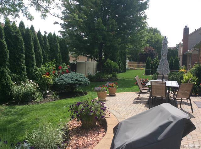 Builiding view seventy two for 40312 Sugar Spring D, Sterling Heights, MI. 48313