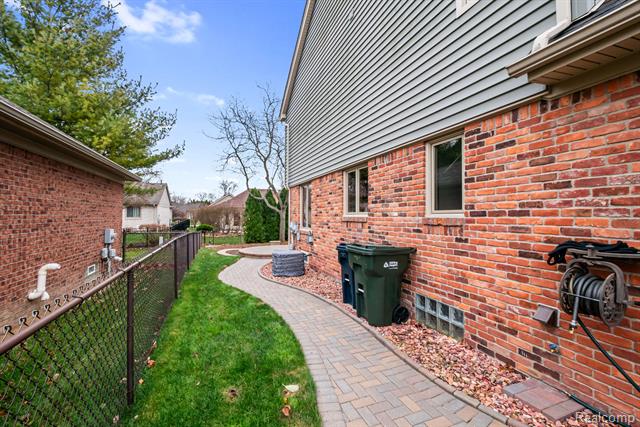 Builiding view sixty one for 40312 Sugar Spring D, Sterling Heights, MI. 48313