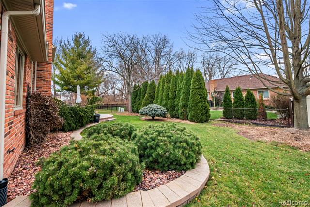 Builiding view sixty three for 40312 Sugar Spring D, Sterling Heights, MI. 48313