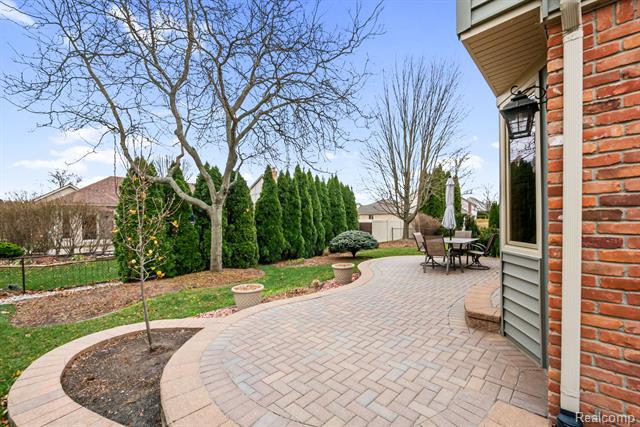 Builiding view sixty two for 40312 Sugar Spring D, Sterling Heights, MI. 48313