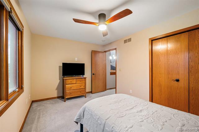 Builiding view thirty one for 40312 Sugar Spring D, Sterling Heights, MI. 48313