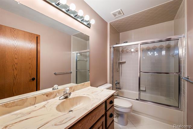 Builiding view thirty for 40312 Sugar Spring D, Sterling Heights, MI. 48313