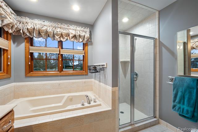 Builiding view twenty four for 40312 Sugar Spring D, Sterling Heights, MI. 48313