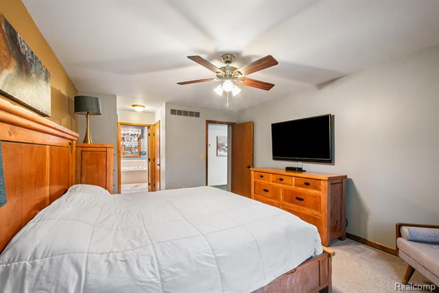 Builiding view twenty two for 40312 Sugar Spring D, Sterling Heights, MI. 48313