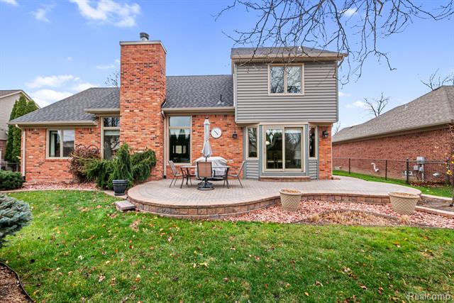 Builiding view two for 40312 Sugar Spring D, Sterling Heights, MI. 48313