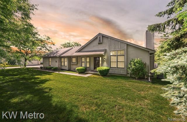 front view picture of 2268 Westmont Cir, Sterling Heights, MI. 48310