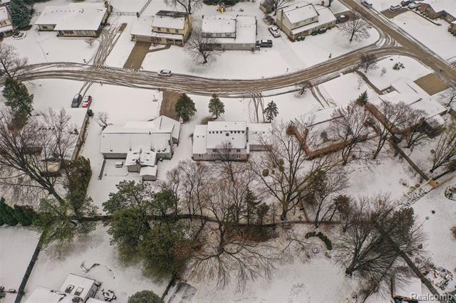 Builiding view forty for 39735 Bonnie, Clinton Township, MI. 48038