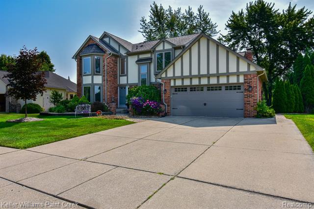 front view for 41832 Pond View Dr, Sterling Heights, Mi. 48314
