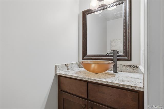 Builiding view fifteen for 42453 Willsharon, Sterling Heights, MI. 48314