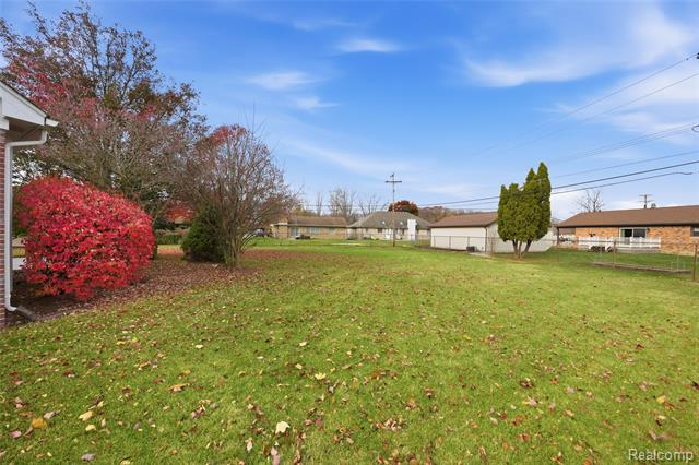 Builiding view thirty three for 42453 Willsharon, Sterling Heights, MI. 48314