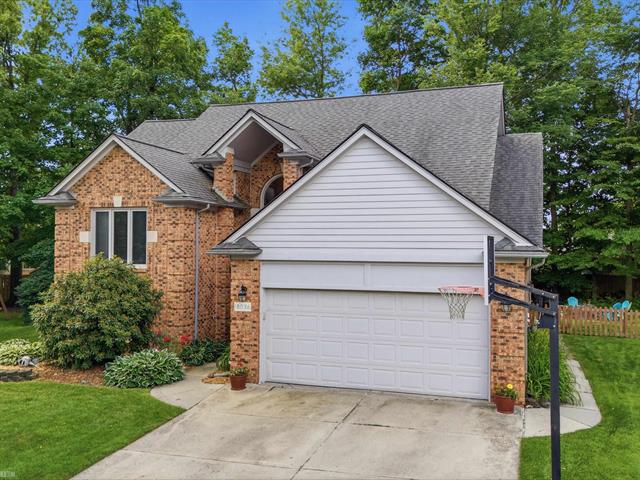 Builiding view forty two for 18036 Lauren N, Clinton Township, MI. 48038