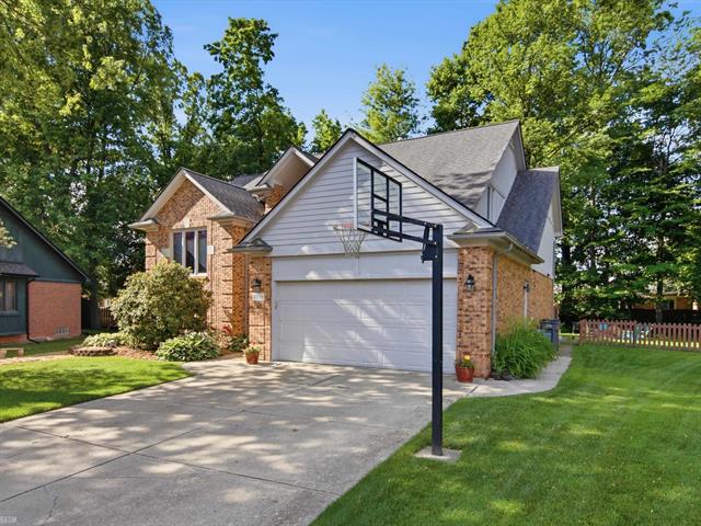 Builiding view thirty three for 18036 Lauren N, Clinton Township, MI. 48038