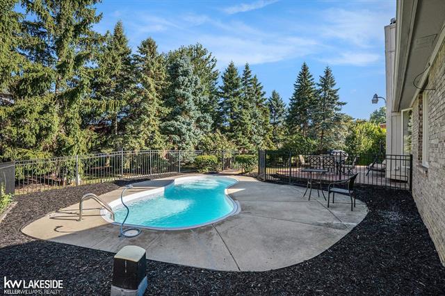 Builiding view twenty seven for 2679 Larch, Sterling Heights, MI. 48314