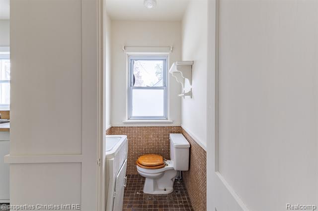 Builiding view seventeen for 8056 Dawn, Sterling Heights, MI. 48314