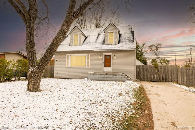 front view for 8056 Dawn Dr, Sterling Heights, Mi. 48314