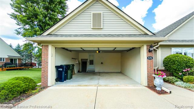 Builiding view fifty two for 5711 Ortman, Sterling Heights, MI. 48314