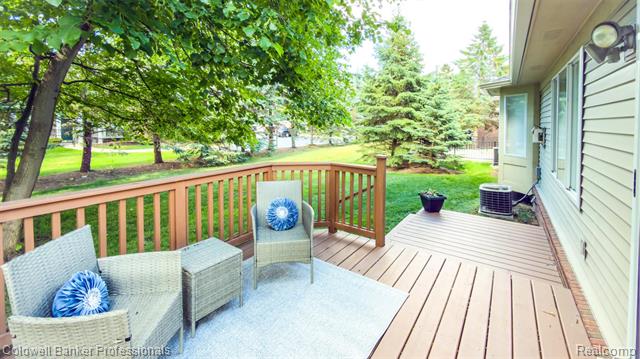 Builiding view forty for 5711 Ortman, Sterling Heights, MI. 48314