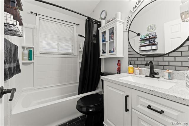 Builiding view seventeen for 11309 Erdmann, Sterling Heights, MI. 48314