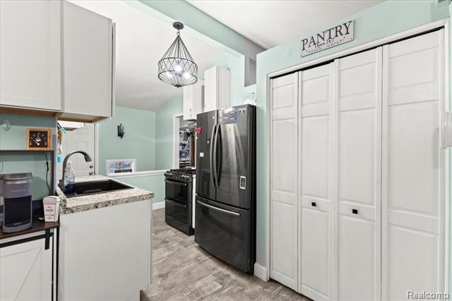 Builiding view thirteen for 11309 Erdmann, Sterling Heights, MI. 48314