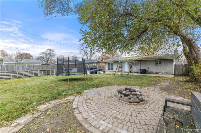 Builiding view thirty three for 11309 Erdmann, Sterling Heights, MI. 48314