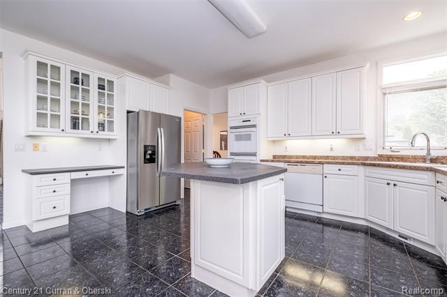 Builiding view seventeen for 3021 Chinaberry Cour, Sterling Heights, MI. 48314