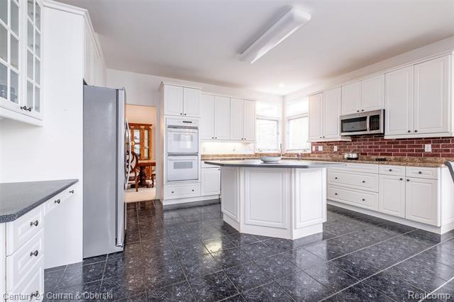 Builiding view sixteen for 3021 Chinaberry Cour, Sterling Heights, MI. 48314