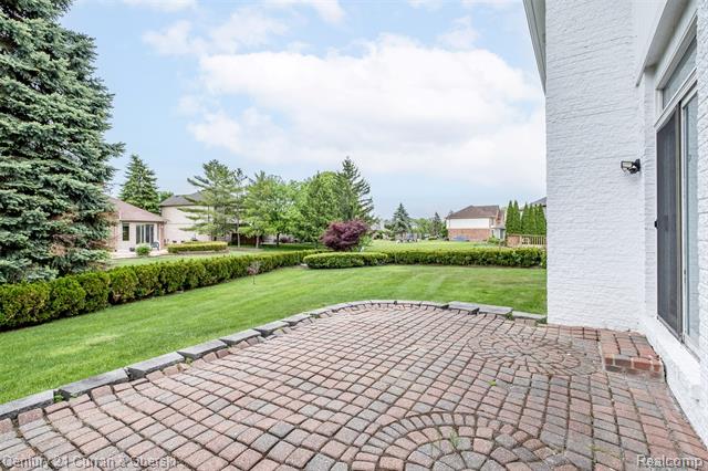 Builiding view sixty four for 3021 Chinaberry Cour, Sterling Heights, MI. 48314