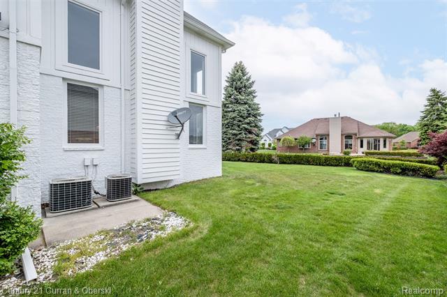 Builiding view sixty for 3021 Chinaberry Cour, Sterling Heights, MI. 48314