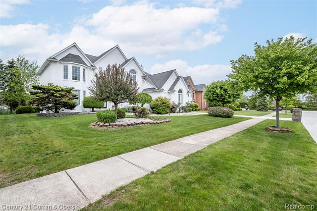 Builiding view two for 3021 Chinaberry Cour, Sterling Heights, MI. 48314
