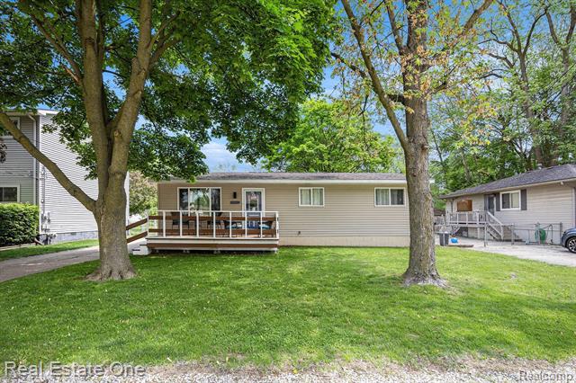 front view for 44080 Davis Dr, Utica, Mi. 48317