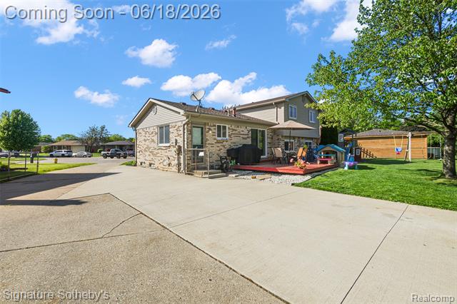 Builiding view forty four for 17858 Loranger, Clinton Township, MI. 48038
