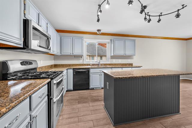 Builiding view twenty one for 46271 Glen Eagle, Utica, MI. 48315