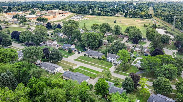 Builiding view eighteen for 6525 Little Turkey R, Utica, MI. 48317